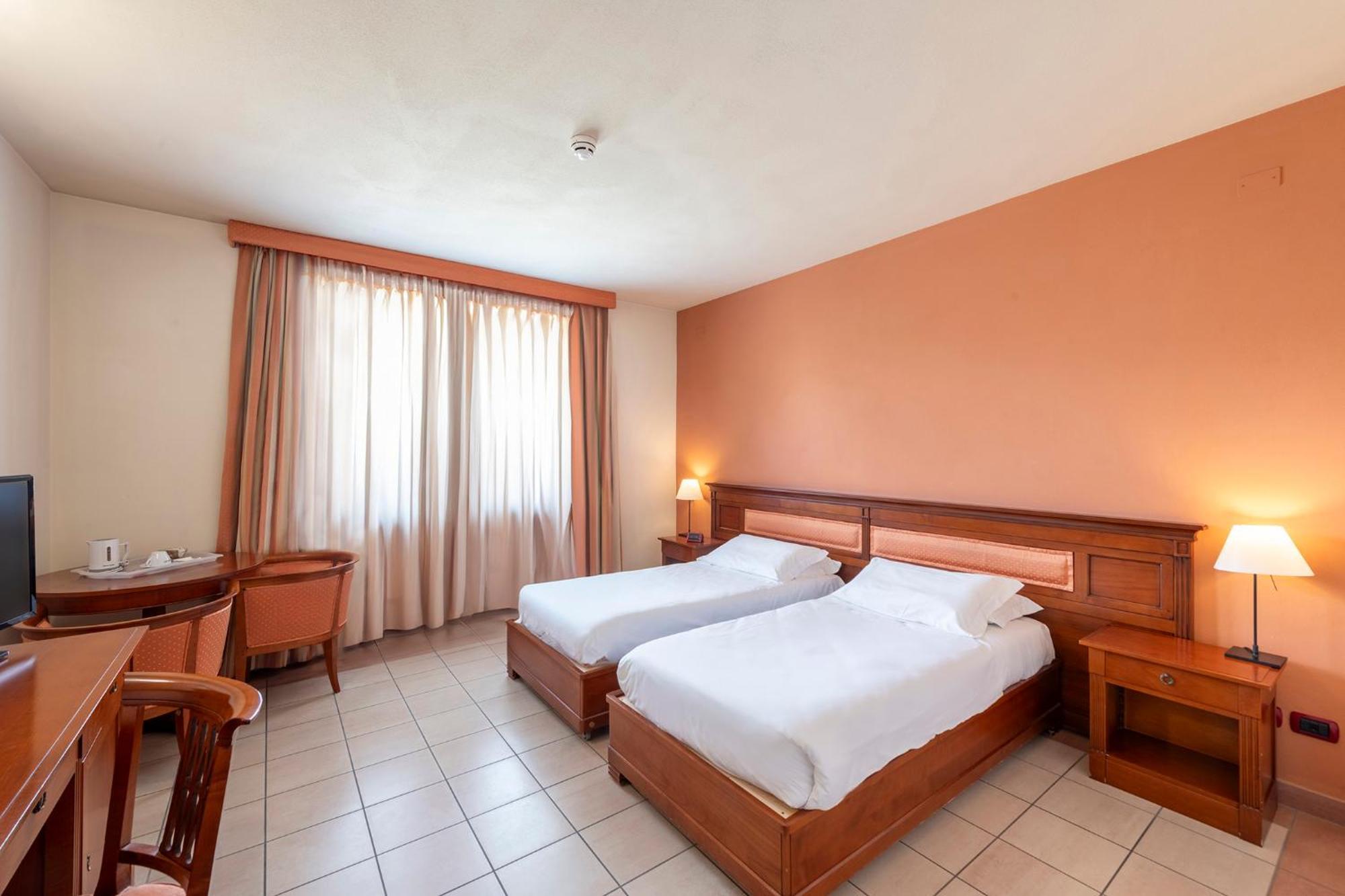 Hotel Vecchio Casello Castelleone Exterior photo